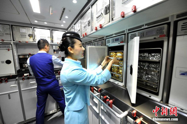 Tất cả các suất ăn được cho vào phòng làm lạnh trước khi vận chuyển lên máy bay phục vụ hành khách.