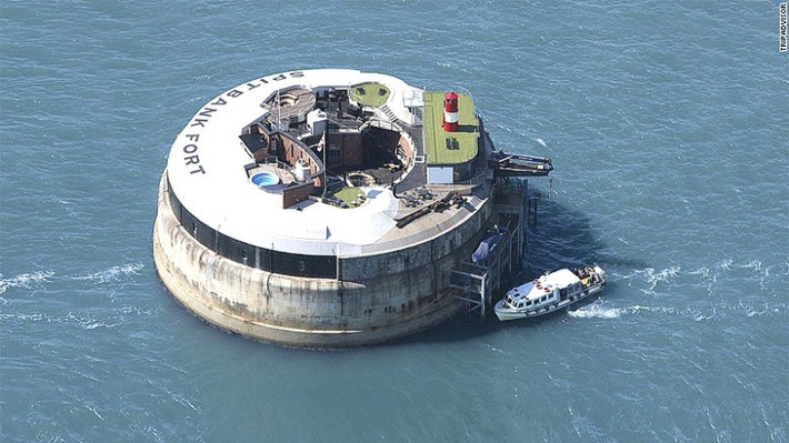 7. Khách sạn Spitbank Fort (Portsmouth, Anh): Spitbank Fort tọa lạc ngay giữa vùng biển mênh mông. Vốn là một chiến hạm quân sự thời xưa, nơi này đã được tu sửa thành một khách sạn có tiện nghi sang trọng với hồ bơi trên sân thượng và có cả phòng tắm hơi.