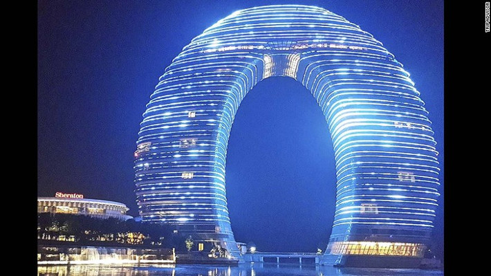 3. Sheraton Huzhou Hot Spring Resort (Hồ Châu, Trung Quốc): Nổi tiếng với thiết kế dạng chiếc bánh rán donut, khách sạn Sheraton Huzhou Hot Spring Resort cung cấp đầy đủ tiện nghi và dịch vụ hơn cả mong đợi. Khách sạn này có một cây cầu nối giữa hai tòa nhà.