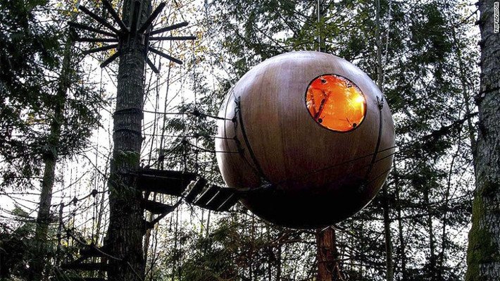 8. Khách sạn Free Spirit Spheres (đảo Vancouver, Canada): Nằm ở vùng rừng nhiệt đới ven biển của thành phố Vancouver, Free Spirit Spheres là một khách sạn trên cây mang lại cho du khách những trải nghiệm độc đáo. Đường dẫn lên các phòng nghỉ của khách sạn này là những lối đi trên cao và có dạng bậc thang xoắn ốc.