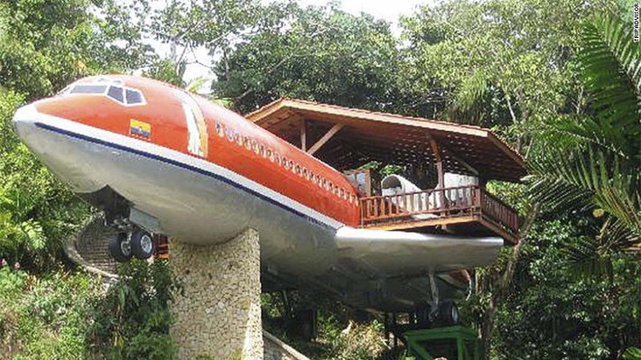 12. Khách sạn Costa Verde (Costa Rica): Khách sạn Costa Verde thực chất là một chiếc Boeing 727. Chủ khách sạn đã mua lại chiếc máy bay cũ và chuyển nó từ sân bay quốc tế San Jose tới Công viên quốc gia lush Manuel Antonio. Sau đó, chiếc Boeing này được tân trang, sửa chữa để trở thành một khách sạn tiện nghi.