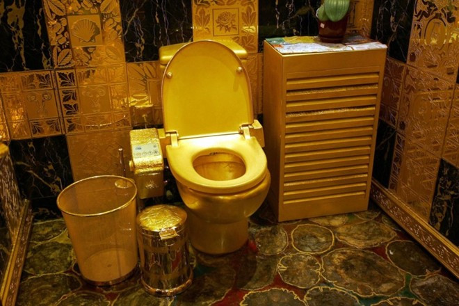 Bồn cầu bằng vàng: Tập đoàn Hang Fung của Hong Kong từng xây dựng một nhà vệ sinh với chiếc bồn cầu dát vàng 24K vào năm 2001. Tường của khu vệ sinh cũng được làm bằng vàng. Giá của căn buồng vệ sinh lên tới 2,5 triệu USD.