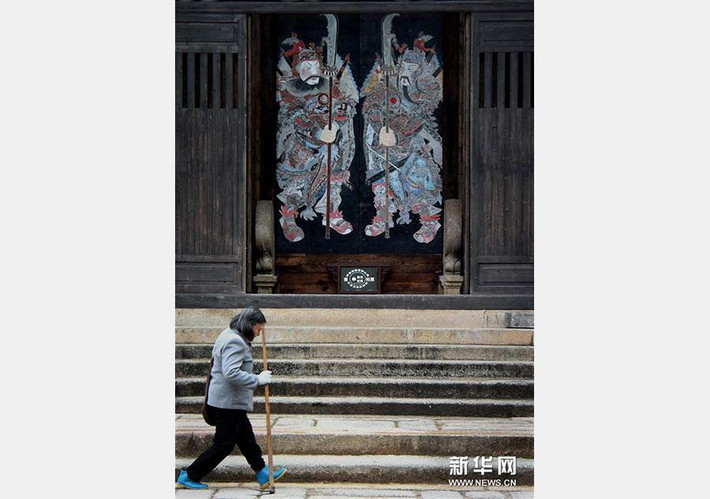 Ngôi chùa ở phố cổ Longchuan ở quận Jixi, tỉnh An Huy, trang trí cửa với hình thần tài.