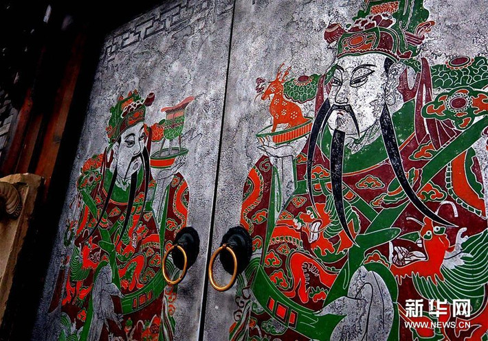 Chân dung của các vị thần dán trên cửa nhà trong hẻm Kuan của thành phố Thành Đô, tỉnh Tứ Xuyên.