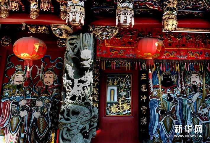 Chân dung của các vị thần dán trang trí ở cửa ra vào tại đền thờ Guan Yu trong phố cổ Chongwu ở quận Huian, tỉnh Phúc Kiến của Trung Quốc.