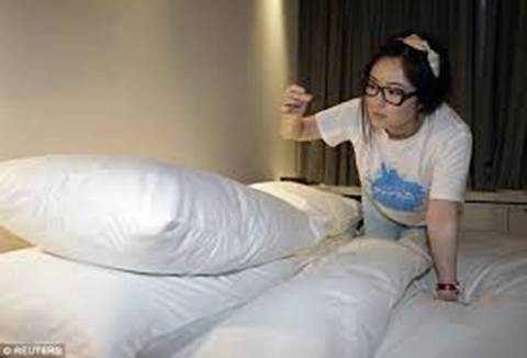 Ngủ thử khách sạn: Để các khách sạn có cái đánh giá chính xác nhất về chất lượng, cơ sở vật chất, vệ sinh và sự sạch sẽ, nghề ngủ thử khách sạn đã ra đời. Người làm nghề này được sống trong những phòng khách sạn sang chảnh. Họ phải theo dõi chất lượng của dầu gội, nhà vệ sinh, sữa tắm, độ cứng của đệm, độ sạch của cốc thủy tinh, ga trải giường...