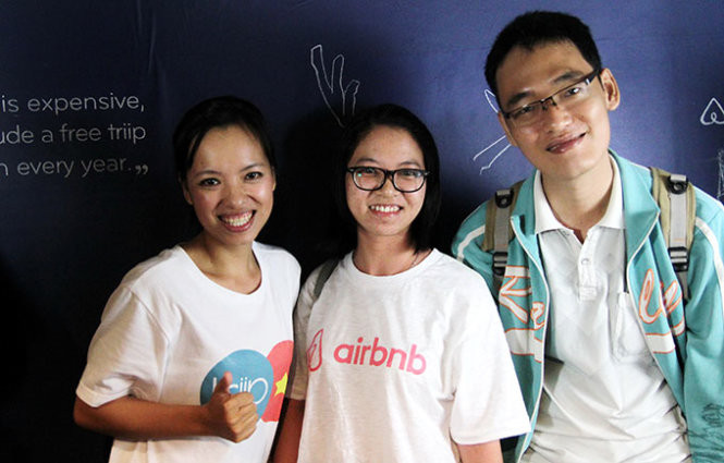 Mới đây, dự án được rót 500.000 USD từ quỹ đầu tư Singapore Gobi Partners. Nữ doanh nhân này được vinh danh trong danh sách 30 Under 30 trong lĩnh vực bán lẻ và thương mại điện tử. Ảnh: Lâm Thị Thúy Hà (bìa trái) cùng các cộng sự.