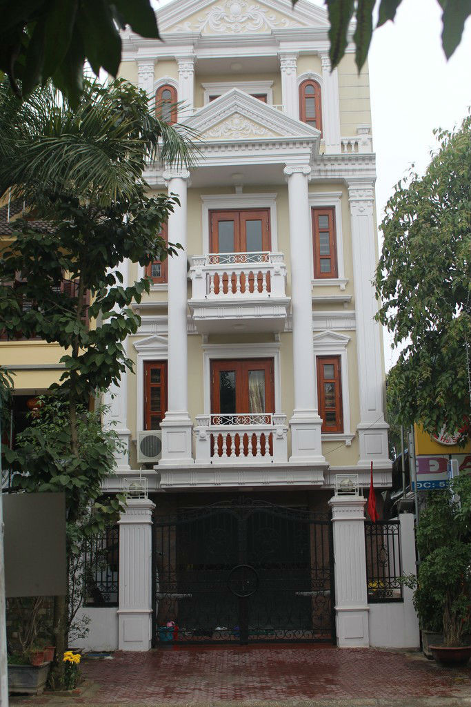 Ngôi nhà mới của cựu HLV trưởng CLB SLNA nằm trên trục đường Trần Huy Liệu, thành Phố Vinh, gần nhà bố mẹ vợ của HLV Nguyễn Hữu Thắng.