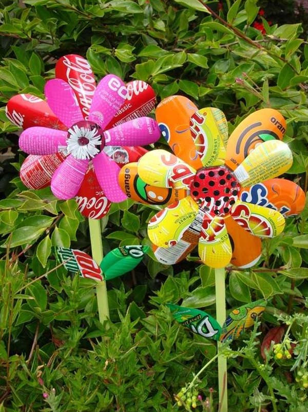 Bông hoa được làm từ vỏ lon nước.