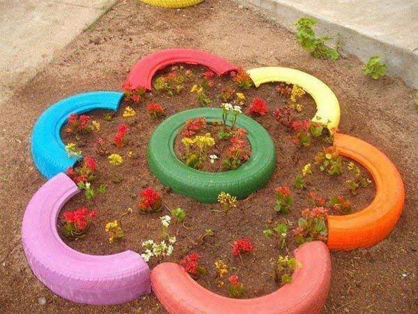 Vườn hoa xinh xắn từ lốp xe.