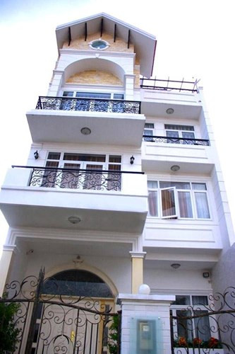 Ca sĩ Đăng Khôi có cuộc sống viên mãn với nhà sang, xế xịn bên vợ đẹp và 2 con trai kháu khỉnh khiến nhiều người ao ước. Anh sở hữu một ngôi biệt thự màu trắng sang trọng và xinh xắn với nội thất vô cùng xa hoa nằm ở quận 7, TP HCM.