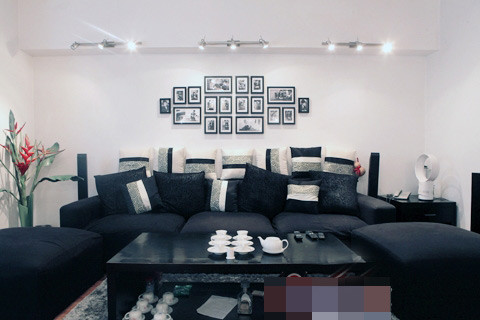 Đằng sau bộ salon đen tiếp khách của nam ca sĩ sinh năm 1980 treo rất nhiều những tấm ảnh đen trắng gắn với những kỷ niệm của các thành viên trong gia đình anh.
