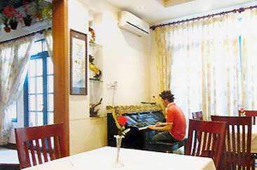 Nằm trên con đường nhỏ ở quận Phú Nhuận (TP HCM), ngôi nhà của ca sĩ Quang Vinh được xem là không gian riêng đầy ắp kỷ niệm.