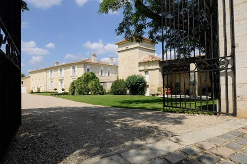 Lâu đài của tỷ phú Jach Ma trên khu đất mới mua được xây dựng năm 1792 mang tên Chateau de Sours.