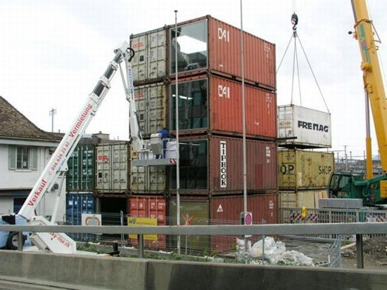 Cửa hiệu Container của Freitag: Đây là một cửa hàng lớn của nhãn hiệu túi Freitag, Thụy Sỹ. Cửa hàng độc lạ này là ý tưởng của hai anh em nhà Freitag đó là Markus và Daniel Freitag.