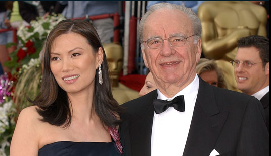 Wendi Deng (08/12/1968) là vợ thứ 3 của tỷ phú Rupert Murdoch, ông trùm truyền thông và là Tổng giám đốc tập đoàn News Corporation với khối tài sản 7,7 tỷ USD. Deng đã gặp Murdoch khi cô 29 tuổi và ông 66 tuổi. Hai năm sau đó 2 người cưới nhau. Khoảng cách tuổi giữa họ là 37 tuổi.