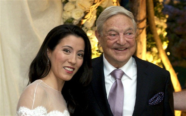 Huyền thoại nhà đầu tư Mỹ George Soros đã kết hôn với người hướng dẫn viên tập yoga 40 tuổi Tamiko Bolton vào ngày sinh nhật lần thứ 82 của mình năm 2012. Đây là mối tình thứ 3 trong cuộc đời của ông và họ cách nhau tới 42 tuổi.