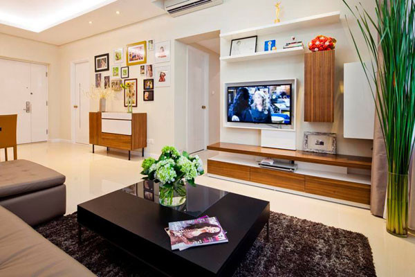 Để hạn chế sự ngột ngạt và gò bó trong không gian sinh hoạt, Thái Hà đã quyết định đập bỏ các mảng tường và thay vào đó là các lớp kính trong suốt, khiến cho căn nhà thêm phần rộng rãi và thoáng đãng.
