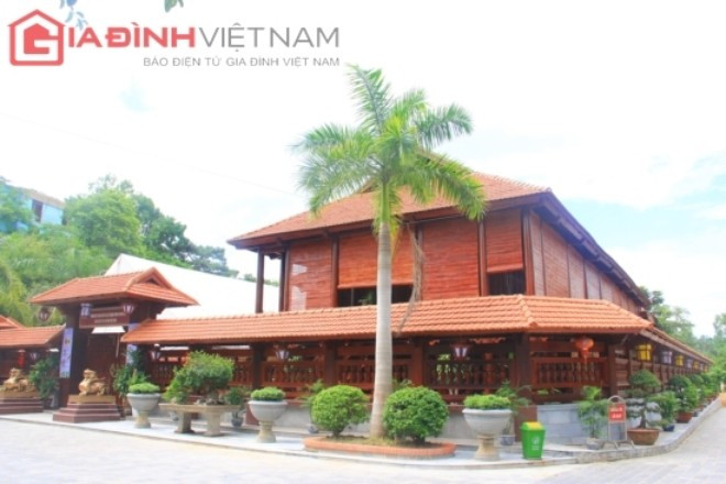 Nhà sàn gỗ lim 200 tỷ của đại gia Điện Biên: Ngôi nhà sàn của đại gia Bùi Đức Giang được xây dựng từ hơn 500 m3 gỗ lim nguyên khối nằm trong quần thể khu du lịch sinh thái Him Lam (Điện Biên). Đây được xem là một trong ngôi nhà, biệt thự của đại gia phố núi khiến nhiều người choáng vì độ hoành tráng.