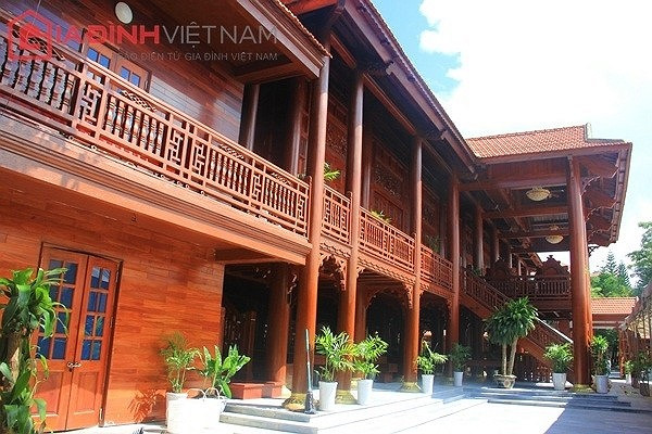 Ngôi nhà sàn gỗ lim này được đại gia Bùi Đức Giang xây dựng trong vòng 4 năm và mới được xác nhận kỷ lục Guiness Việt Nam về nhà sàn bằng gỗ lim lớn nhất Việt Nam.