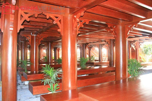 Ngôi nhà sàn này gồm có 7 gian gỗ lim có chiều cao 11 mét, gồm có 16 cột cái bằng gỗ lim nguyên khối có đuờng kính 45 cm. Hệ thống cột quân và cột hiên có đường kính 40 cm. Công trình được thi công trong vòng hơn 2 năm với trên 10.000 thợ lành nghề.