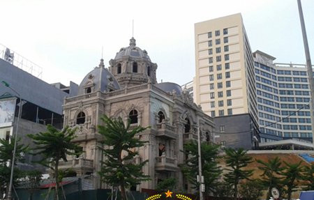 Biệt thự của nữ đại gia Lào Cai: Nằm ở vị trí ngã sáu đại lộ Trần Hưng Đạo, TP Lào Cai, ngôi biệt thự kiến trúc kiểu Pháp hút tầm mắt của nhiều du khách đến tỉnh miền biên ải này bởi sự hào nhoáng, sang trọng.