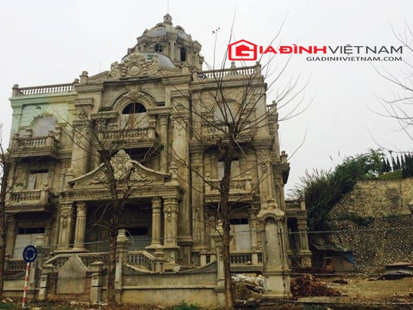 Tuy nhiên, dù đã thi công từ lâu nhưng ngôi biệt thự này vẫn chưa được hoàn thiện. Theo thông tin từ một vài người dân bản địa, ngôi biệt thự hiện đã bị “bỏ rơi” hơn 1 năm nay và không có dấu hiệu thi công tiếp.
