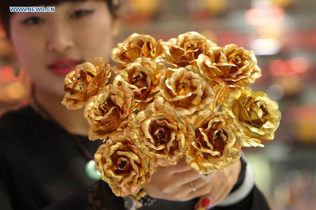 Ngoài hoa tiền giấy, còn có hoa hồng bằng vàng đặc biệt cho dịp lễ Valentine.