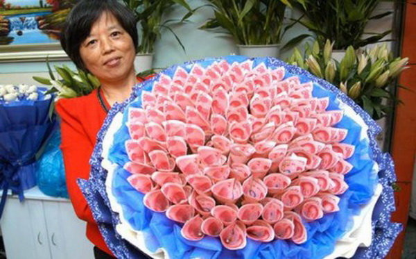 Bó hoa giấy gấp từ 99 tờ mệnh giá 100 nhân dân tệ.