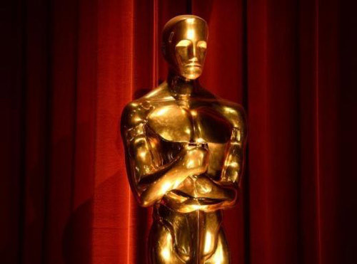 Tượng Oscar chứa 0,077 cm3 vàng: Bức tượng vàng này trị giá 900 USD về nguyên liệu, gồm 5 lớp: lõi hợp kim britannica, đến các lớp đồng, nickel, bạc và vàng. Tượng cao 34,3cm, nặng 3,85kg, chứa 0,077cm3 vàng, bằng khoảng 1/500 quả bóng golf.