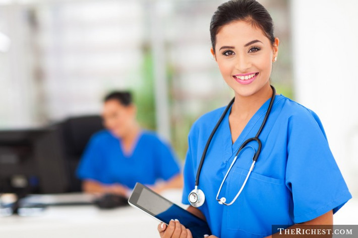 9. Y tá: Đây là một nghề hết sức căng thẳng bởi họ thường xuyên tiếp xúc với sự đau đớn, sự chết chóc hay có nguy cơ lây bệnh từ bệnh nhân.