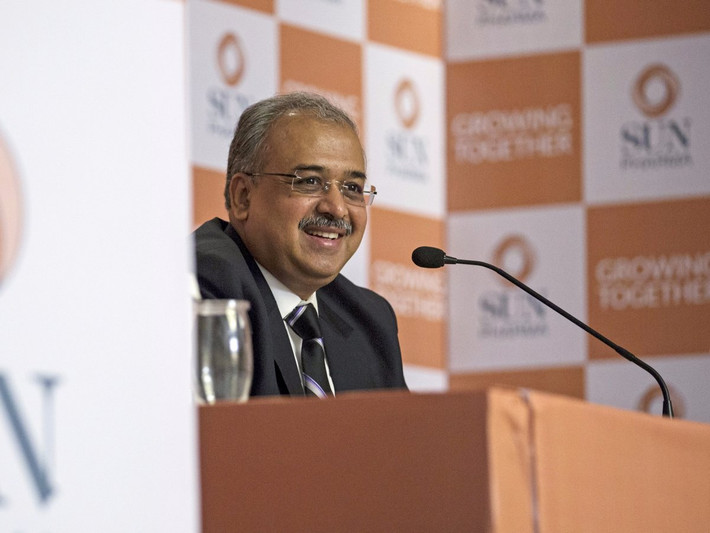 9. Dilip Shanghvi (Ấn Độ), tổng tài sản: 16,4 tỷ USD, tuổi 60: Sau khi tốt nghiệp ĐH năm 1982, Dilip Shanghvi làm việc tại doanh nghiệp thuốc bán buôn của cha mình, nơi mà ông có cơ hội để sản xuất Lithosun, một loại thuốc điều trị rối loạn hưng-trầm cảm. Đó cũng chính là động lực để ông thành lập công ty Sun Pharmaceutical Industries. Đầu năm 2015, Shanghvi trở thành người giàu nhất Ấn Độ sau khi cổ phiếu của công ty tăng mạnh.