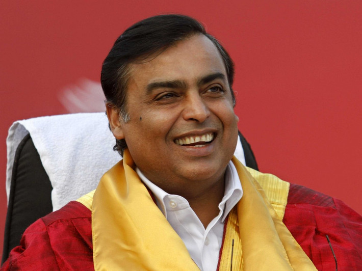 3. Mukesh Ambani (Ấn Độ), tổng tài sản: 24,8 tỷ USD, 58 tuổi: Mukesh Ambani lên làm chủ tịch của Reliance Industries khi cha ông, người sáng lập của công ty, qua đời vào năm 2002. Tập đoàn công nghiệp khổng lồ tạo ra doanh thu hàng năm là 62 tỷ USD từ các lĩnh vực năng lượng, hóa dầu, dệt may, tài nguyên thiên nhiên, bán lẻ và gần đây hơn là viễn thông.