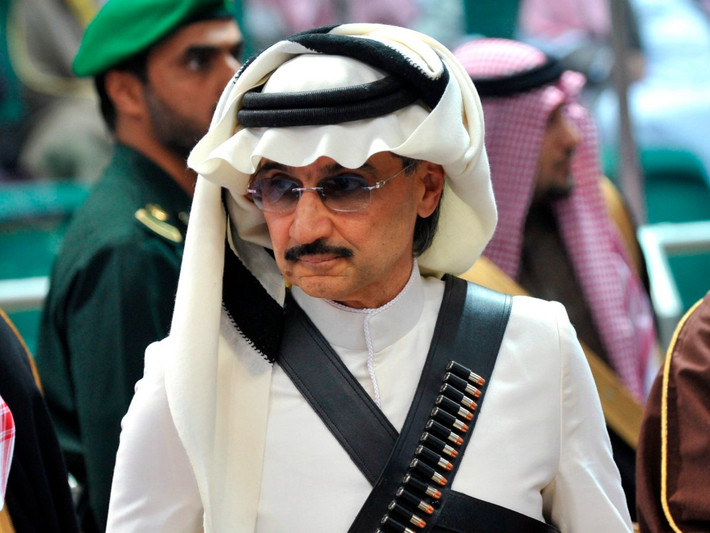 4. Alwaleed bin Talal bin Abdul Aziz al Saud (Ả Rập Saudi), tổng tài sản: 22,5 tỷ USD, 60 tuổi: Hoàng tử Alwaleed - cháu trai của Abdul Aziz al Saud, người cai trị đầu tiên của Vương quốc Ả Rập Saudi - gây dựng tài sản bằng các khoản đầu tư vào một loạt các công ty trên khắp nước Mỹ và Trung Đông.