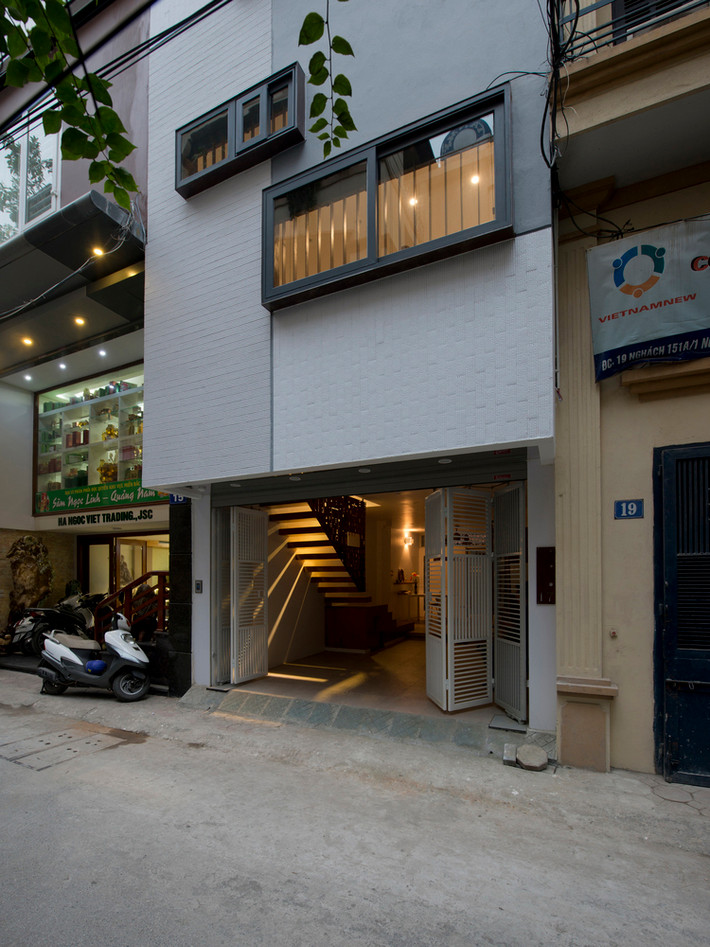 QT House nằm san sát với các ngôi nhà xung quanh, xen kẽ với những kiến trúc cũ và mới, cảnh quan thường thấy ở mỗi đường phố Hà Nội.