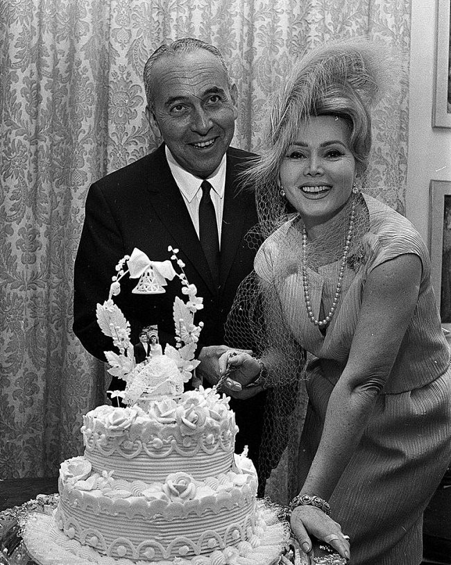 Zsa Zsa Gabor cùng người chồng thứ tư, Herbert Hunter, cắt bánh cưới sau khi làm lễ kết hôn tại New York, ngày 5/11/1962. Cuộc hôn nhân kéo dài 4 năm.