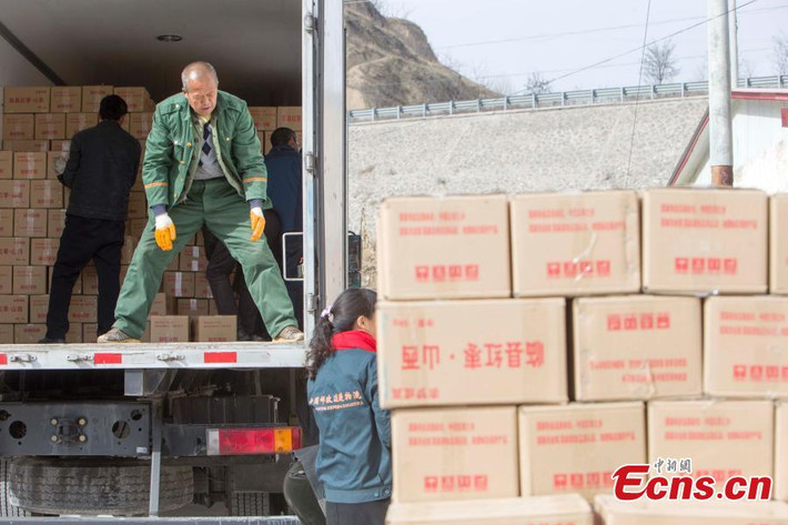 Những thùng chà là được vận chuyển đi phân phối đến tay người tiêu dùng.
