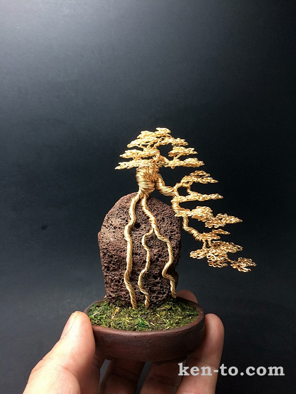 Để hoàn thành một tác phẩm bonsai mini từ dây thép cứng, người nghệ sỹ phải có đức tính kiên nhẫn và đôi bàn tay điêu luyện.