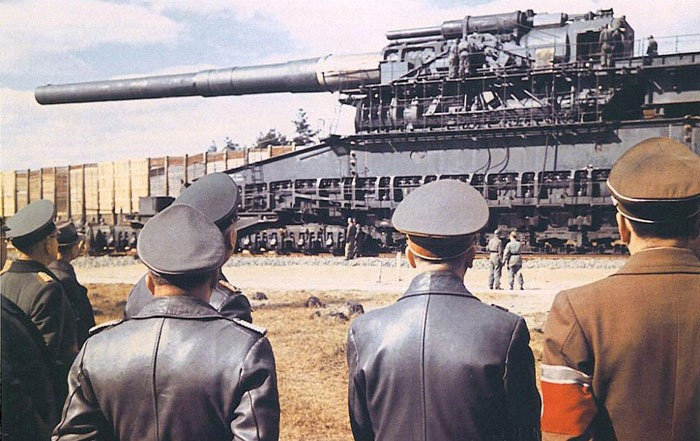 Do có kích thước lớn nên siêu pháo Gustav có nhược điểm lớn là mất nhiều thời gian, nhân lực để vận chuyển, lắp ráp, khai hỏa. Đặc biệt, nó chỉ có thể được vận chuyển bằng hệ thống đường sắt. Dù Đức quốc xã đặt nhiều kỳ vọng vào vũ khí này nhưng cuối cùng vẫn không thể giúp Hitler lật ngược tình thế.