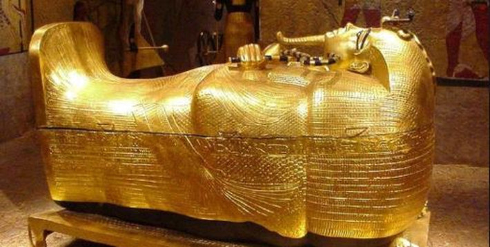 Khi kiểm tra xác ướp nhà vua Tutankhamun nổi tiếng Ai Cập, các nhà nghiên cứu phát hiện nhiều bí mật "động trời". Trong số này, thi hài nhà vua Ai Cập có màu đen. Kết quả phân tích cho thấy người xưa đã dùng dung dịch dầu ướp xác có màu đen bôi khắp xác ướp pharaoh Tutankhamun. Việc làm này đã vô tình gây ra phản ứng cháy phía bên trong quan tài khiến thi hài pharaoh chuyển sang màu đen.
