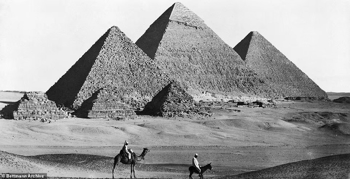 Ba kim tự tháp ở Giza, Ai Cập với niên đại gần 5.000 năm tuổi thu hút nhiều du khách trong nước và quốc tế ghé thăm mỗi năm.
