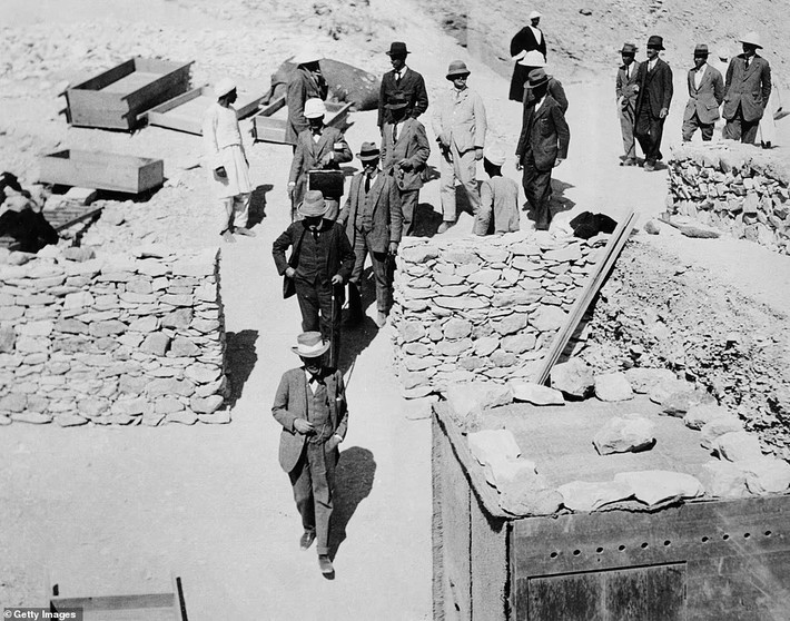 Nhóm của nhà khảo cổ học người Anh Howard Carter tiến vào lăng mộ pharaoh Tutankhamun sau khi phát hiện nơi chôn cất của nhà vua nổi tiếng Ai Cập cổ đại vào năm 1922.
