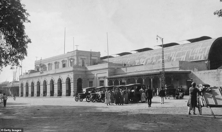 Khung cảnh tấp nập tại nhà ga xe lửa ở Alexandria, Ai Cập vào khoảng năm 1920. Được xây dựng năm 1876, đây là nhà ga đầu tiên được xây dựng ở Ai Cập.