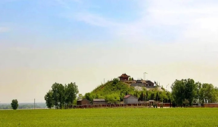 Lăng Thiên Tử nằm ở huyện Từ, tỉnh Hà Bắc, Trung Quốc. Ngôi mộ cổ này là nơi an nghỉ ngàn thu của hoàng đế nhà Đông Ngụy là Hiếu Tĩnh.