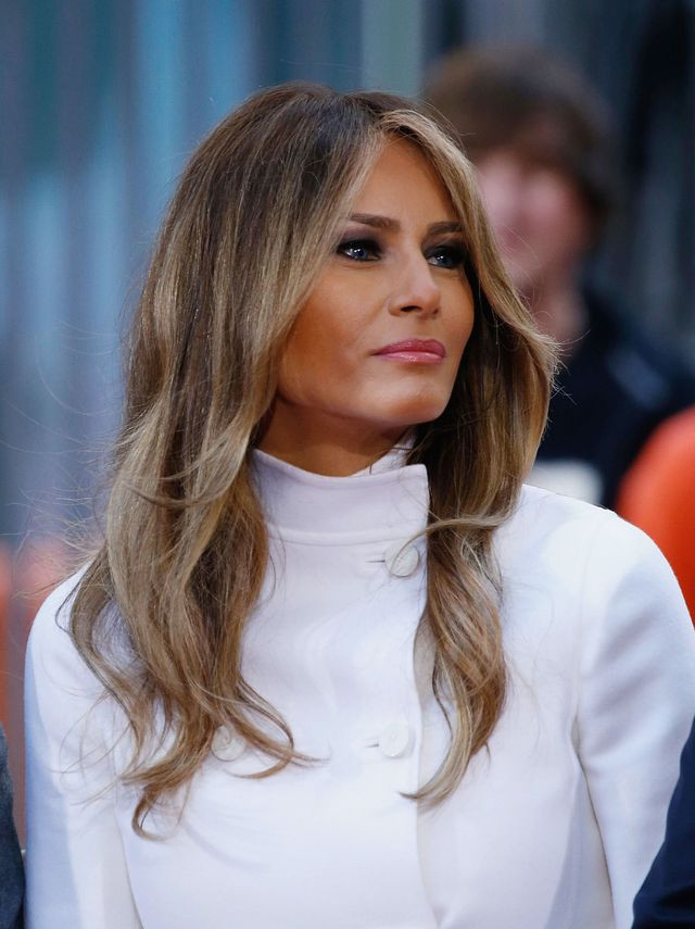 Xuất thân là người mẫu với chiều cao 1,8m, cựu đệ nhất phu nhân Melania Trump thường xuất hiện trước công chúng với hình ảnh một quý bà thanh lịch, sang trọng, sành điệu với những bộ cánh đắt đỏ và đẳng cấp nhất.