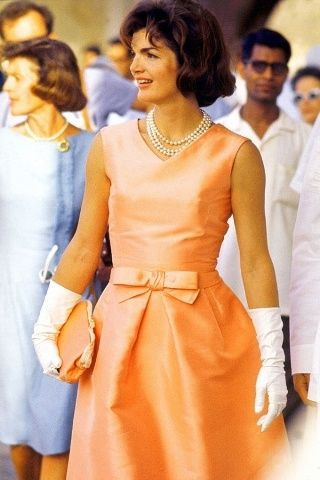 Trên cương vị đệ nhất phu nhân, Jacqueline Kennedy đã làm tốt vai trò bạn đồng hành của chồng - Tổng thống John F. Kennedy. Bà không chỉ tháp tùng ông đến các cuộc gặp ngoại giao mà còn tự mình xây dựng nhiều chiến dịch, hoạt động có ảnh hưởng tới cộng đồng.