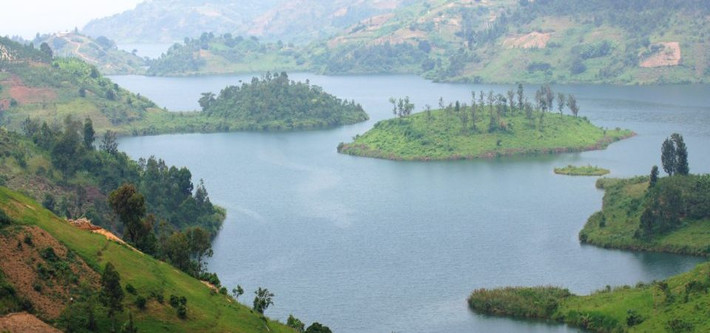 Hồ Kivu nằm giữa hai quốc gia Rwanda và Congo. Với độ sâu lên tới 485m, hồ nước này chứa tới 250 km3 CO2 và 65 km3 khí metan do là khu vực hoạt động của núi lửa. Đây là 2 loại khí độc hại dễ dàng gây chết người.