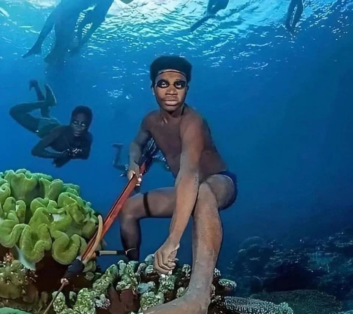 Người Bajau nổi tiếng với khả năng lặn vượt trội mà không cần dùng bất cứ thiết bị nào hỗ trợ. Dù là nam hay nữ, già hay trẻ, mọi thành viên của bộ tộc này đều mê lặn.