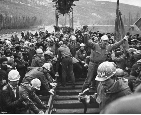 Các công nhân thi công tuyến đường sắt Baikal-Amur năm 1984.