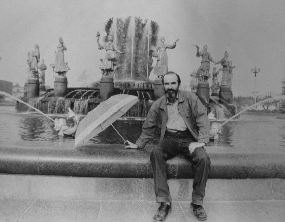 Nghệ sĩ Erik Bulatov chụp ảnh tại một đài phun nước ở Moscow.